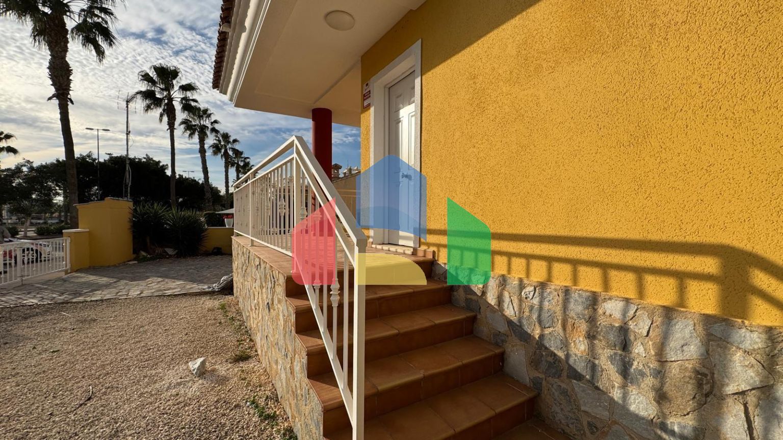 ВИЛЛА НОВОСТРОЙ С УЧАСТКОМ 430 М2 С ПРИВАТНЫМ БАССЕЙНОМ. 3 СПАЛЬНИ. 2 ВАННЫЕ. 117 М2 ПЛОЩАДЬ.СОЛЯРИЙ