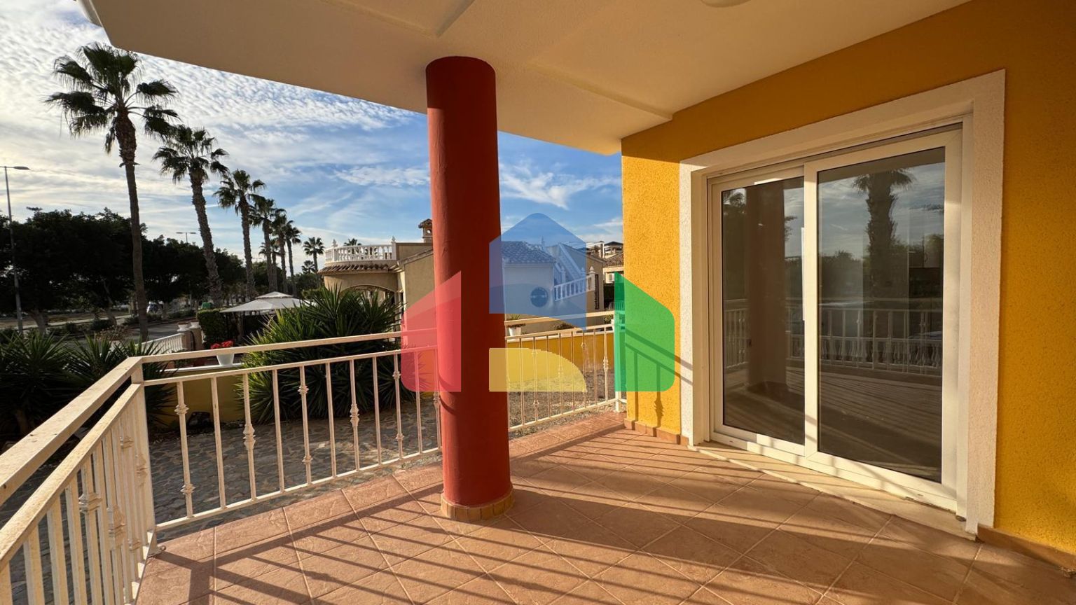 ВИЛЛА НОВОСТРОЙ С УЧАСТКОМ 430 М2 С ПРИВАТНЫМ БАССЕЙНОМ. 3 СПАЛЬНИ. 2 ВАННЫЕ. 117 М2 ПЛОЩАДЬ.СОЛЯРИЙ