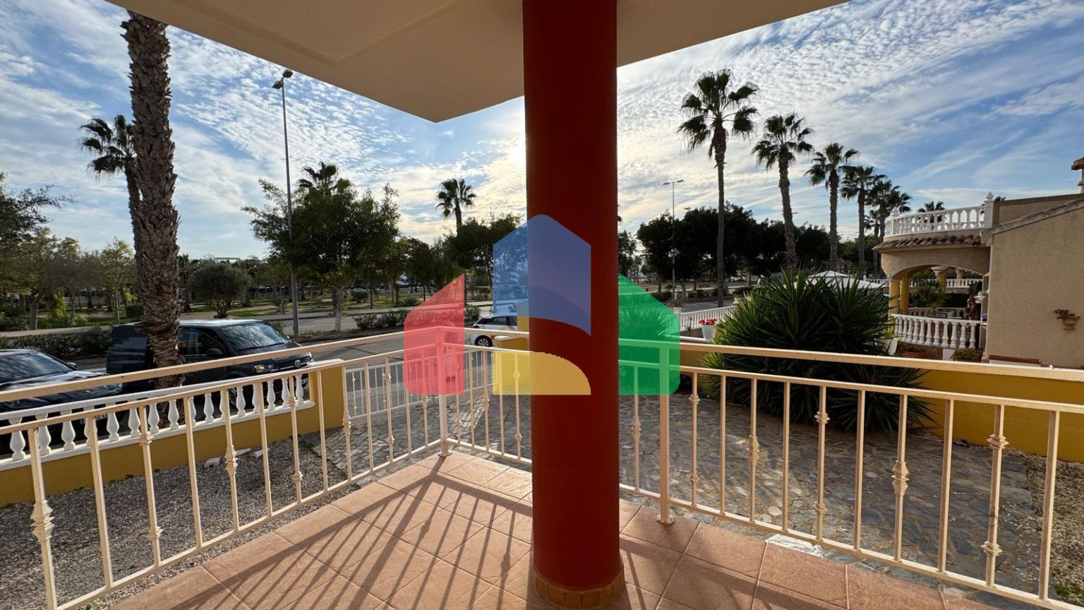 ВИЛЛА НОВОСТРОЙ С УЧАСТКОМ 430 М2 С ПРИВАТНЫМ БАССЕЙНОМ. 3 СПАЛЬНИ. 2 ВАННЫЕ. 117 М2 ПЛОЩАДЬ.СОЛЯРИЙ