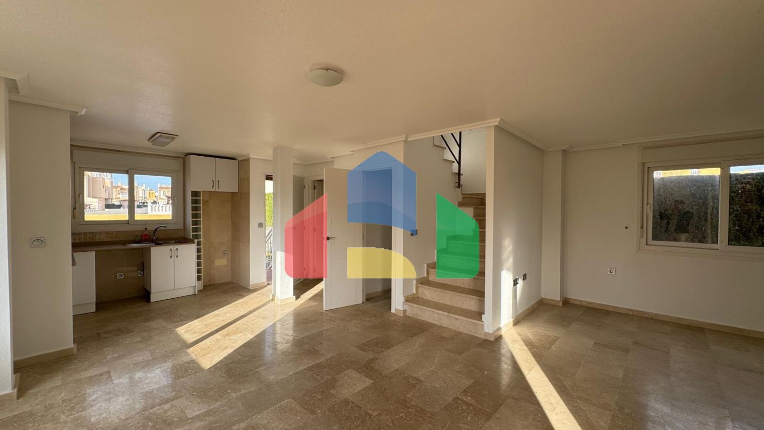 ВИЛЛА НОВОСТРОЙ С УЧАСТКОМ 430 М2 С ПРИВАТНЫМ БАССЕЙНОМ. 3 СПАЛЬНИ. 2 ВАННЫЕ. 117 М2 ПЛОЩАДЬ.СОЛЯРИЙ