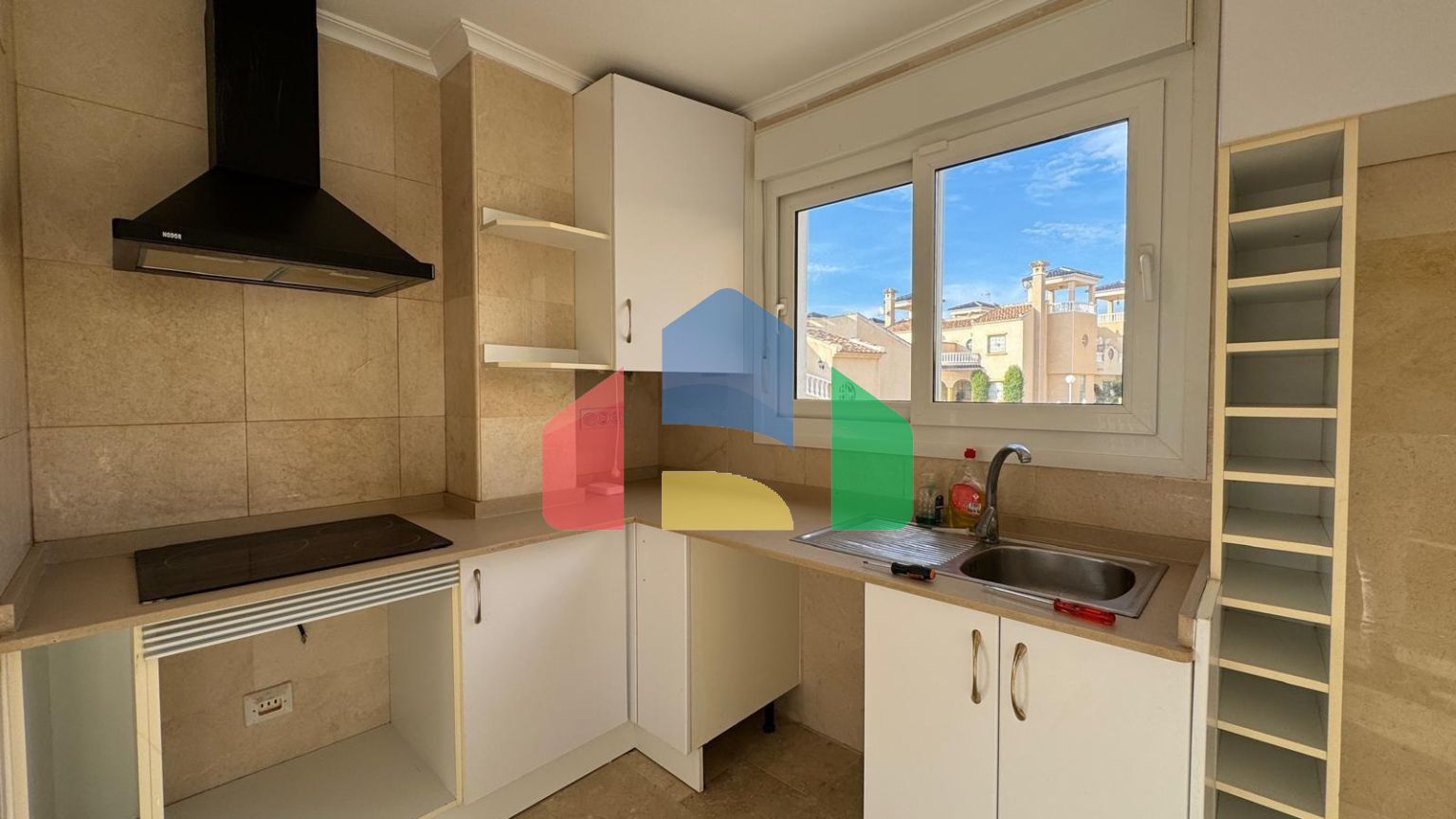 ВИЛЛА НОВОСТРОЙ С УЧАСТКОМ 430 М2 С ПРИВАТНЫМ БАССЕЙНОМ. 3 СПАЛЬНИ. 2 ВАННЫЕ. 117 М2 ПЛОЩАДЬ.СОЛЯРИЙ