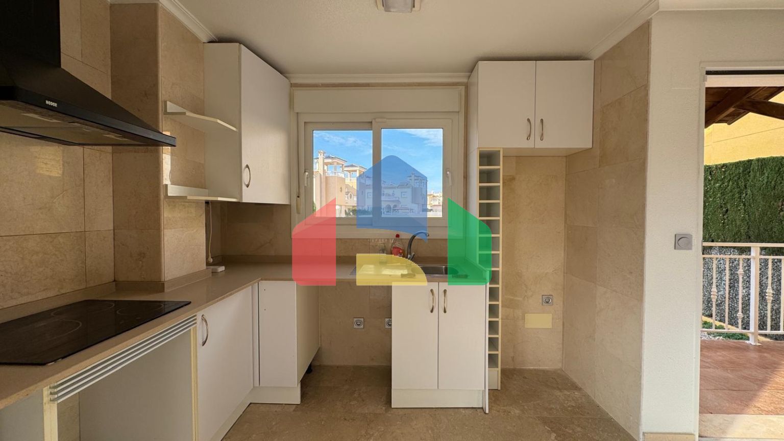 ВИЛЛА НОВОСТРОЙ С УЧАСТКОМ 430 М2 С ПРИВАТНЫМ БАССЕЙНОМ. 3 СПАЛЬНИ. 2 ВАННЫЕ. 117 М2 ПЛОЩАДЬ.СОЛЯРИЙ