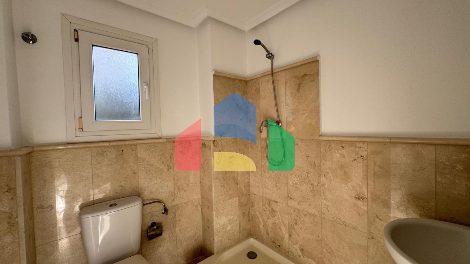 ВИЛЛА НОВОСТРОЙ С УЧАСТКОМ 430 М2 С ПРИВАТНЫМ БАССЕЙНОМ. 3 СПАЛЬНИ. 2 ВАННЫЕ. 117 М2 ПЛОЩАДЬ.СОЛЯРИЙ