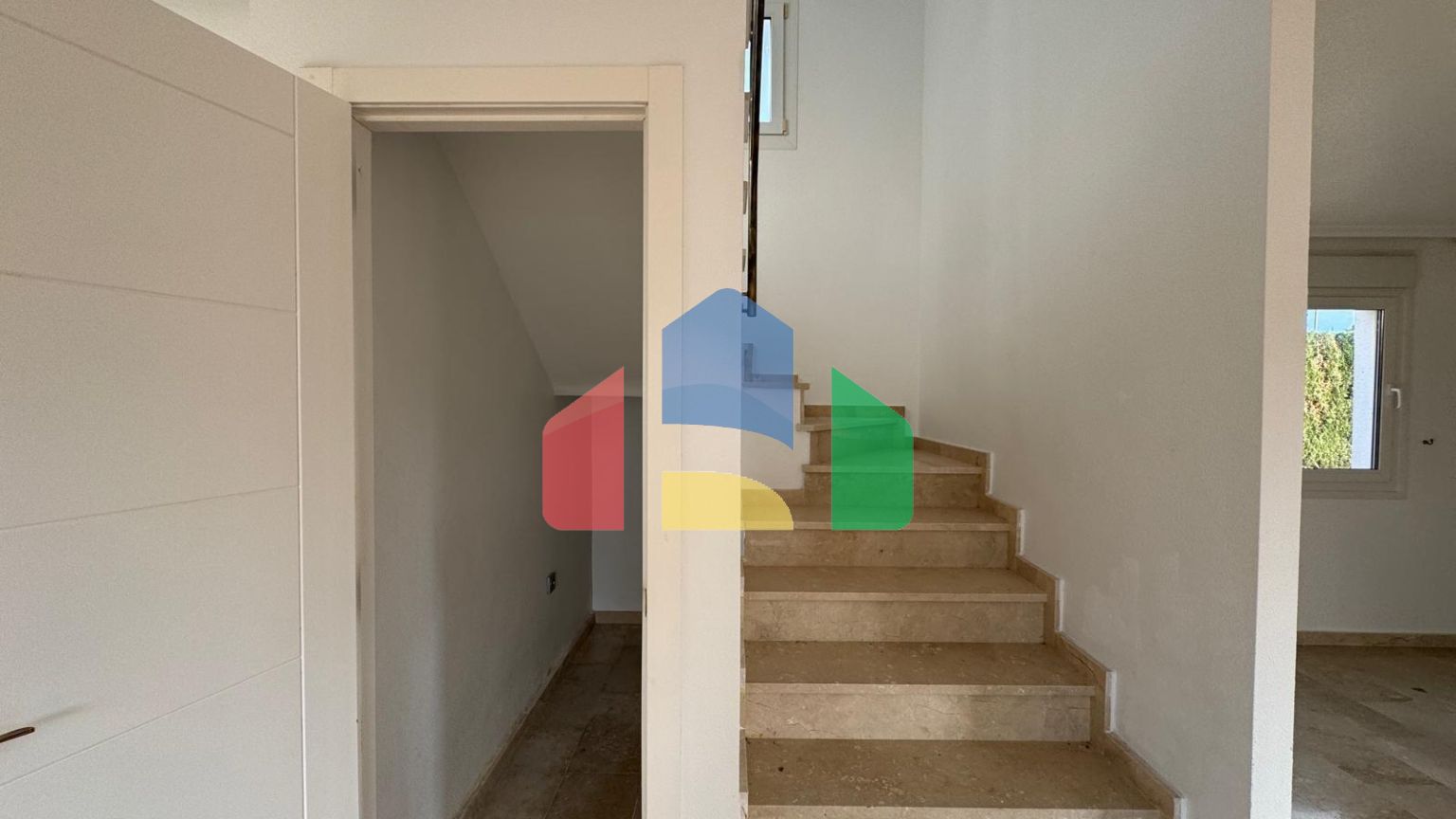 ВИЛЛА НОВОСТРОЙ С УЧАСТКОМ 430 М2 С ПРИВАТНЫМ БАССЕЙНОМ. 3 СПАЛЬНИ. 2 ВАННЫЕ. 117 М2 ПЛОЩАДЬ.СОЛЯРИЙ