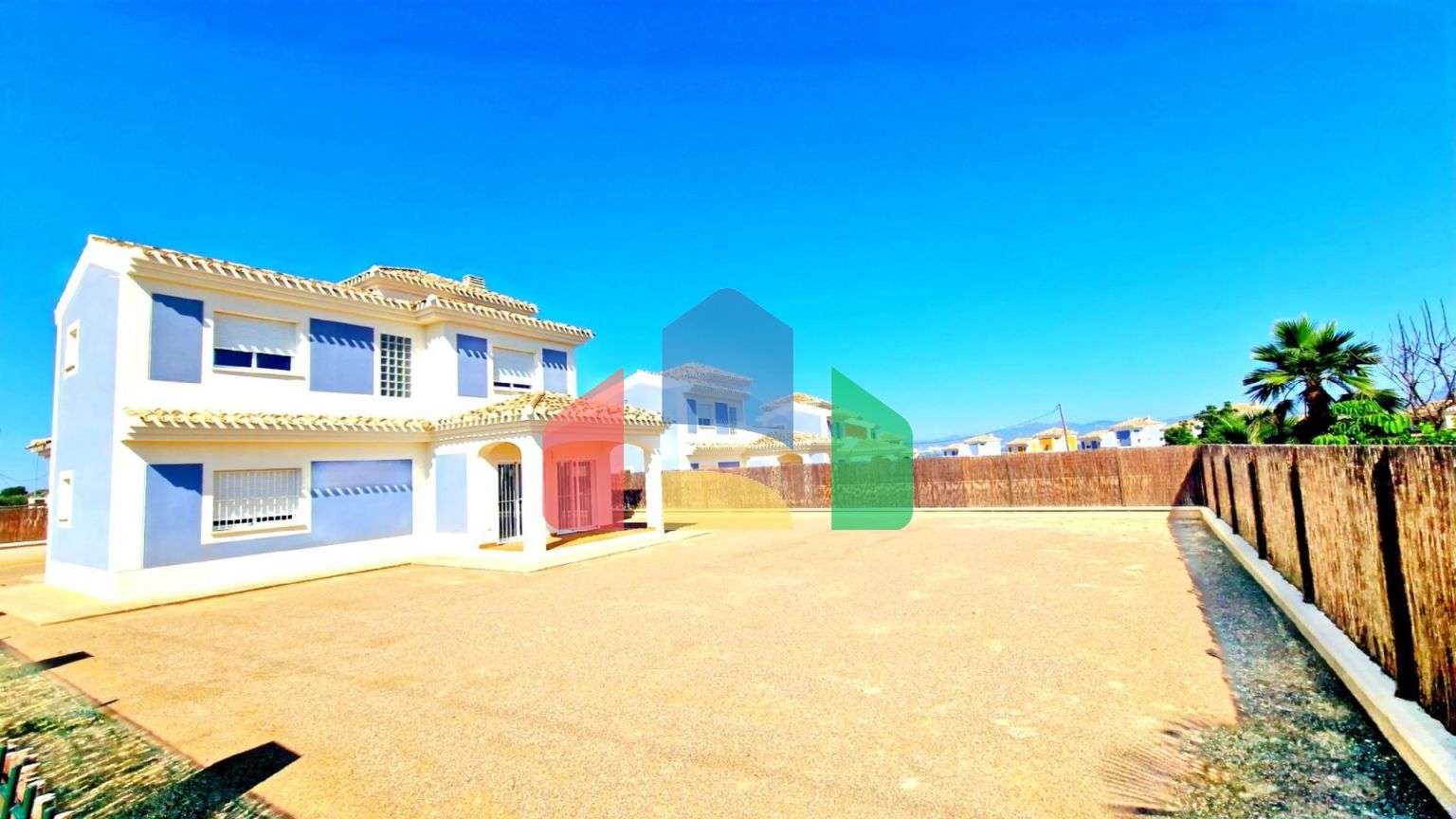 Новые виллы на просторных участках площадью 500+ м² в Лорке