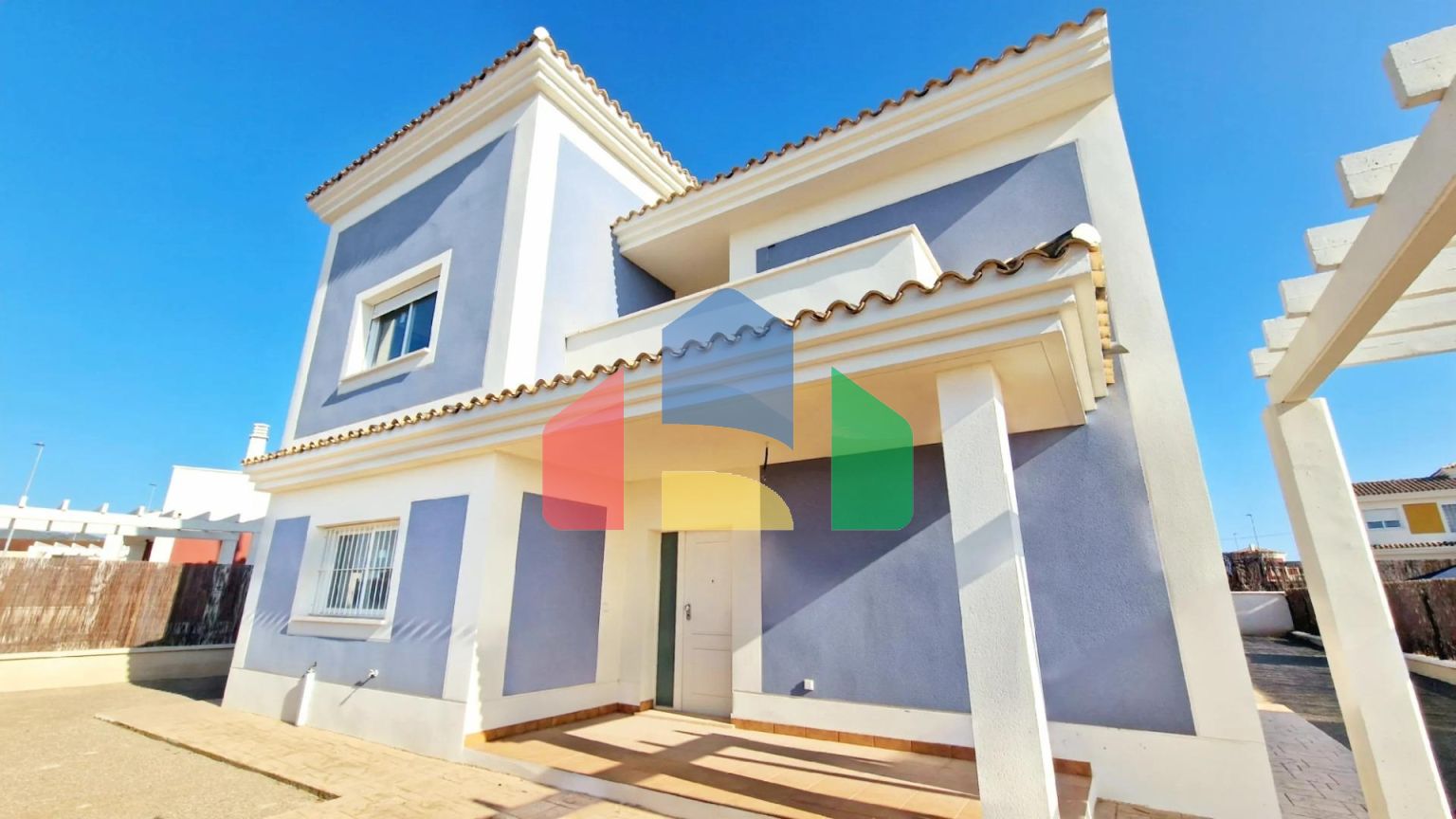 Новые виллы на просторных участках площадью 500+ м² в Лорке