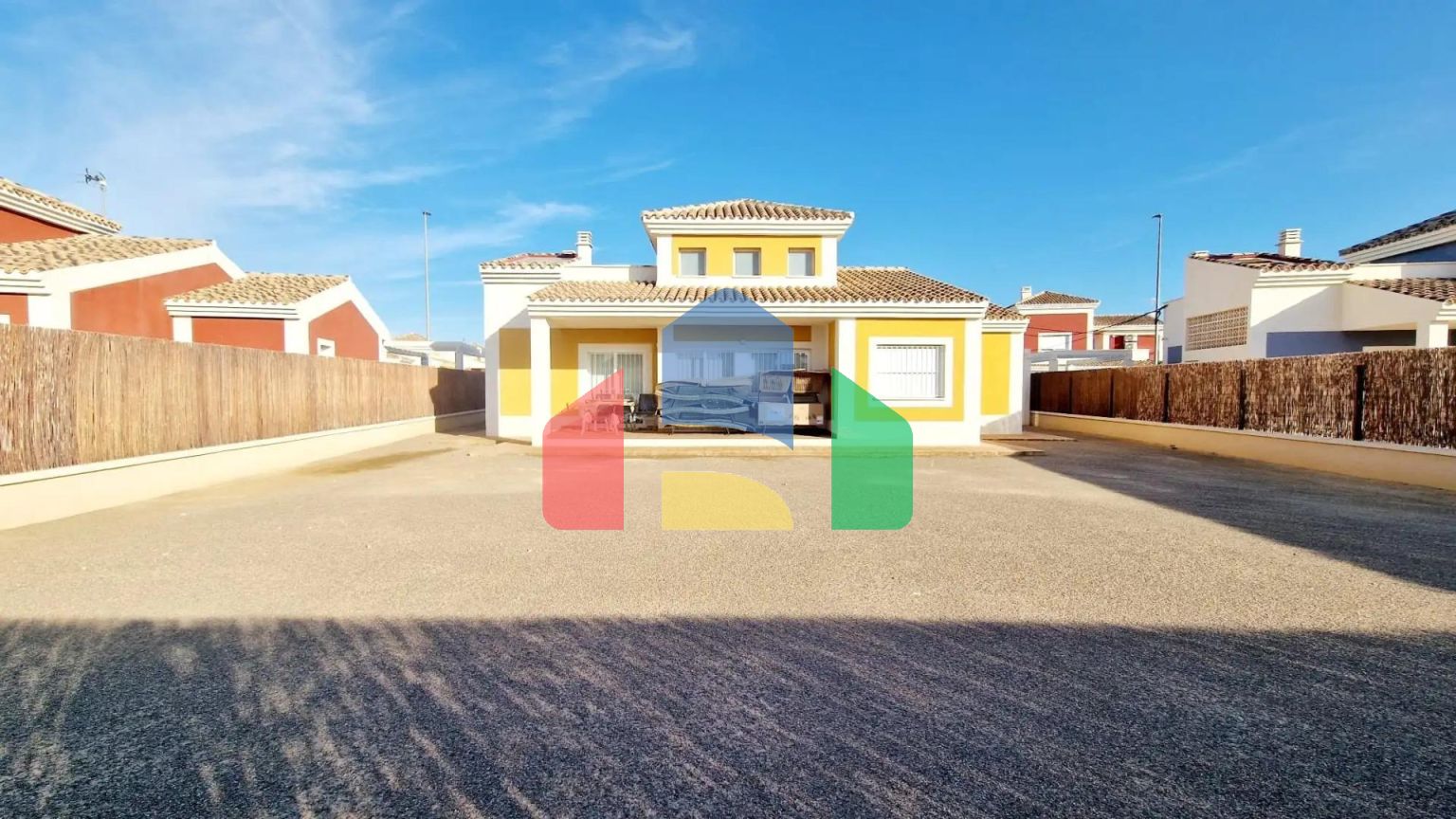 Новые виллы на просторных участках площадью 500+ м² в Лорке