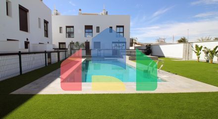 Современные таунхаусы и двухквартирные дома в Пилар-де-ла-Орадада