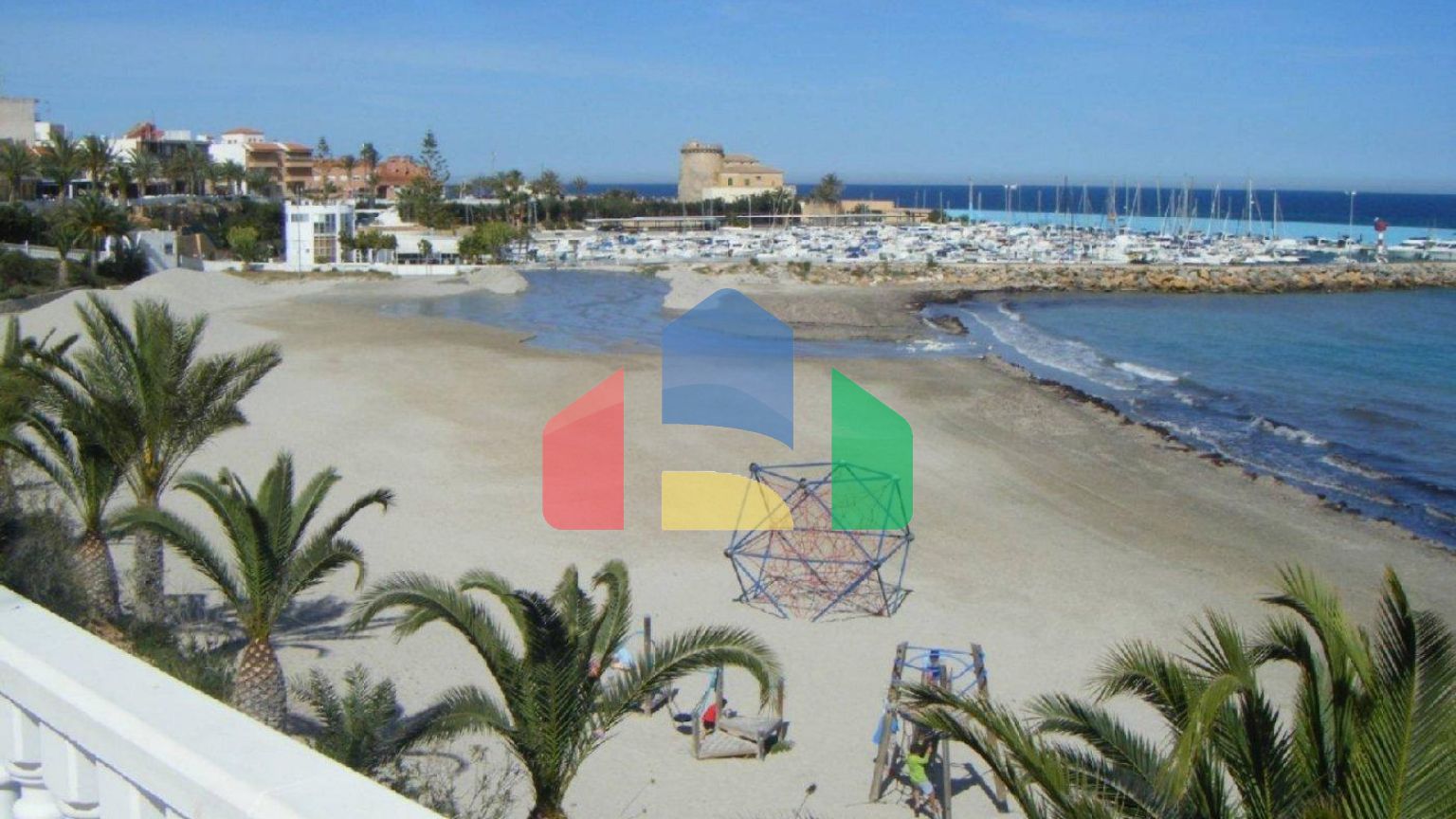 НОВЫЕ ВИЛЛЫ В ПИЛАР-ДЕ-ЛА-ОРАДАДА НА ПОЛЕ ДЛЯ ГОЛЬФА