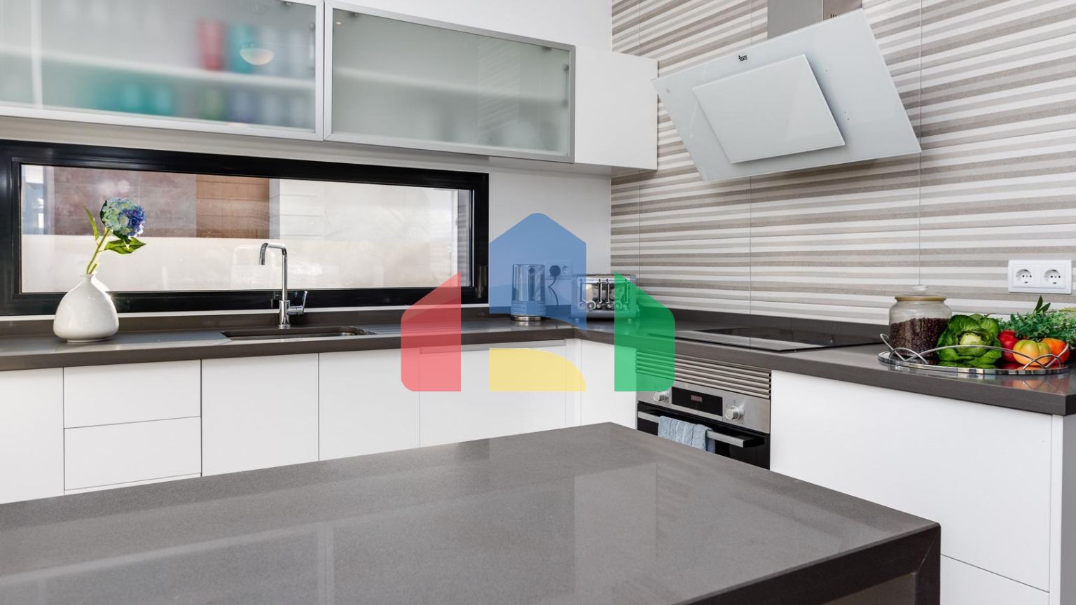 СРЕДИЗЕМНОМОРСКАЯ ВИЛЛА В ГОРОДСКОЙ ЗОНЕ НЕДАЛЕКО ОТ МОРЯ