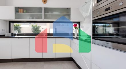 СРЕДИЗЕМНОМОРСКАЯ ВИЛЛА В ГОРОДСКОЙ ЗОНЕ НЕДАЛЕКО ОТ МОРЯ СРЕДИЗЕМНОМОРСКАЯ ВИЛЛА В ГОРОДСКОЙ ЗОНЕ НЕДАЛЕКО ОТ МОРЯ