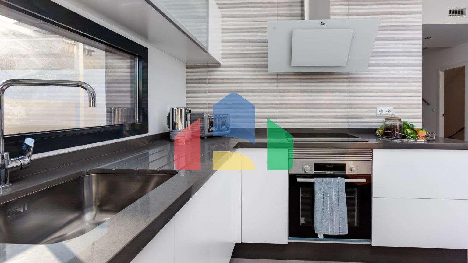 СРЕДИЗЕМНОМОРСКАЯ ВИЛЛА В ГОРОДСКОЙ ЗОНЕ НЕДАЛЕКО ОТ МОРЯ