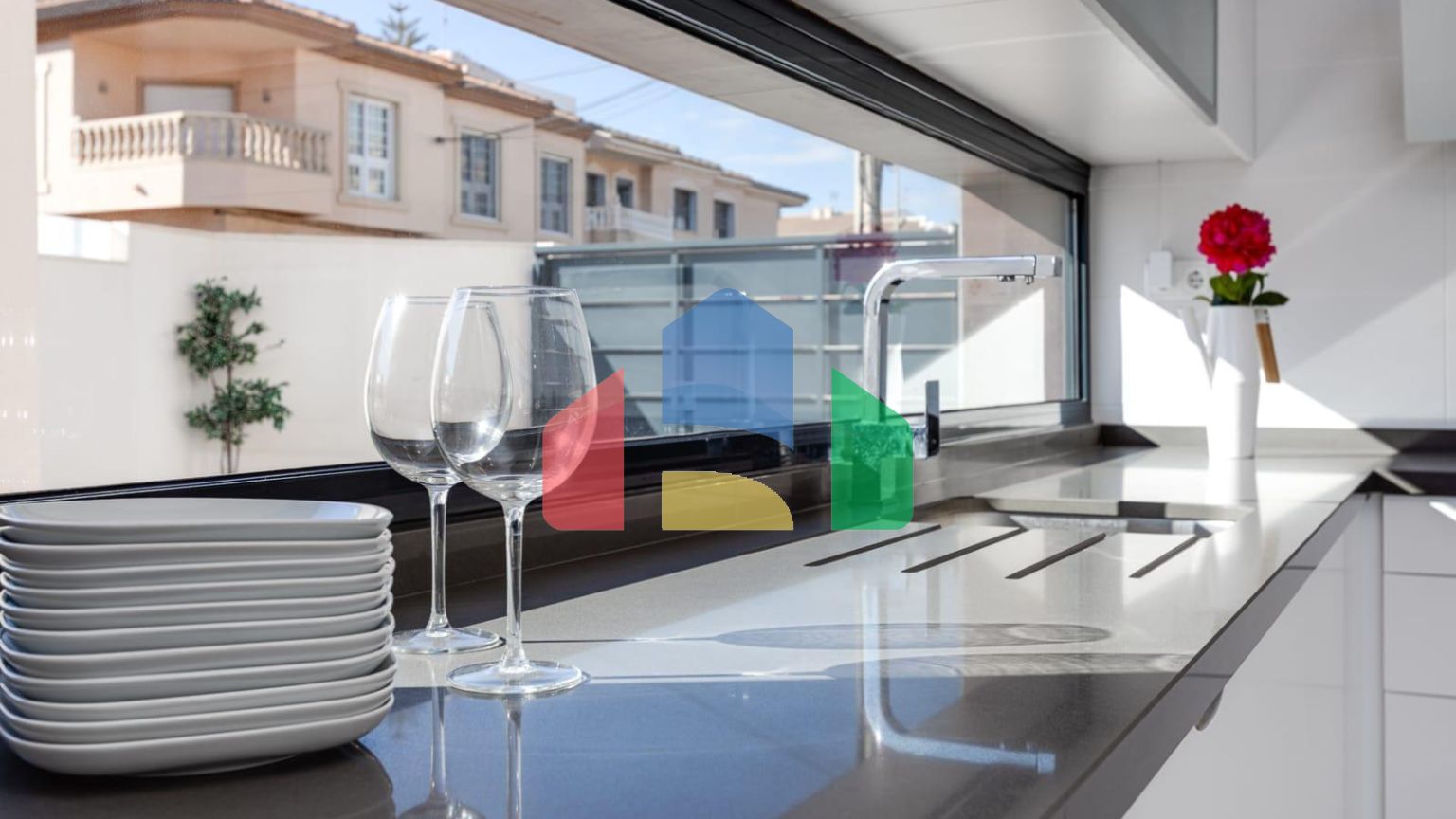 СРЕДИЗЕМНОМОРСКАЯ ВИЛЛА В ГОРОДСКОЙ ЗОНЕ НЕДАЛЕКО ОТ МОРЯ