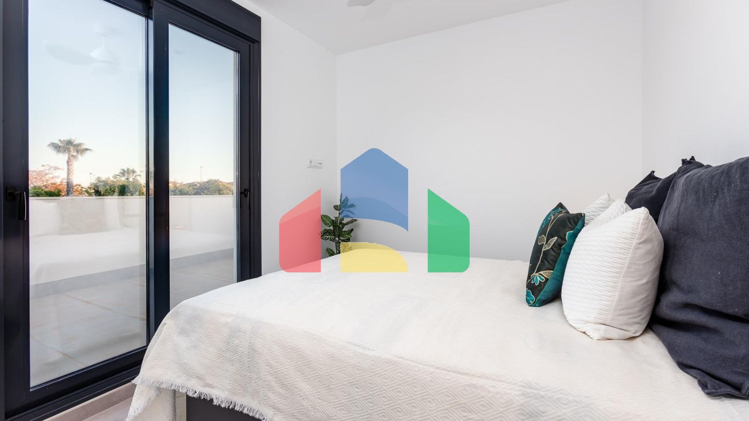 СРЕДИЗЕМНОМОРСКАЯ ВИЛЛА В ГОРОДСКОЙ ЗОНЕ НЕДАЛЕКО ОТ МОРЯ