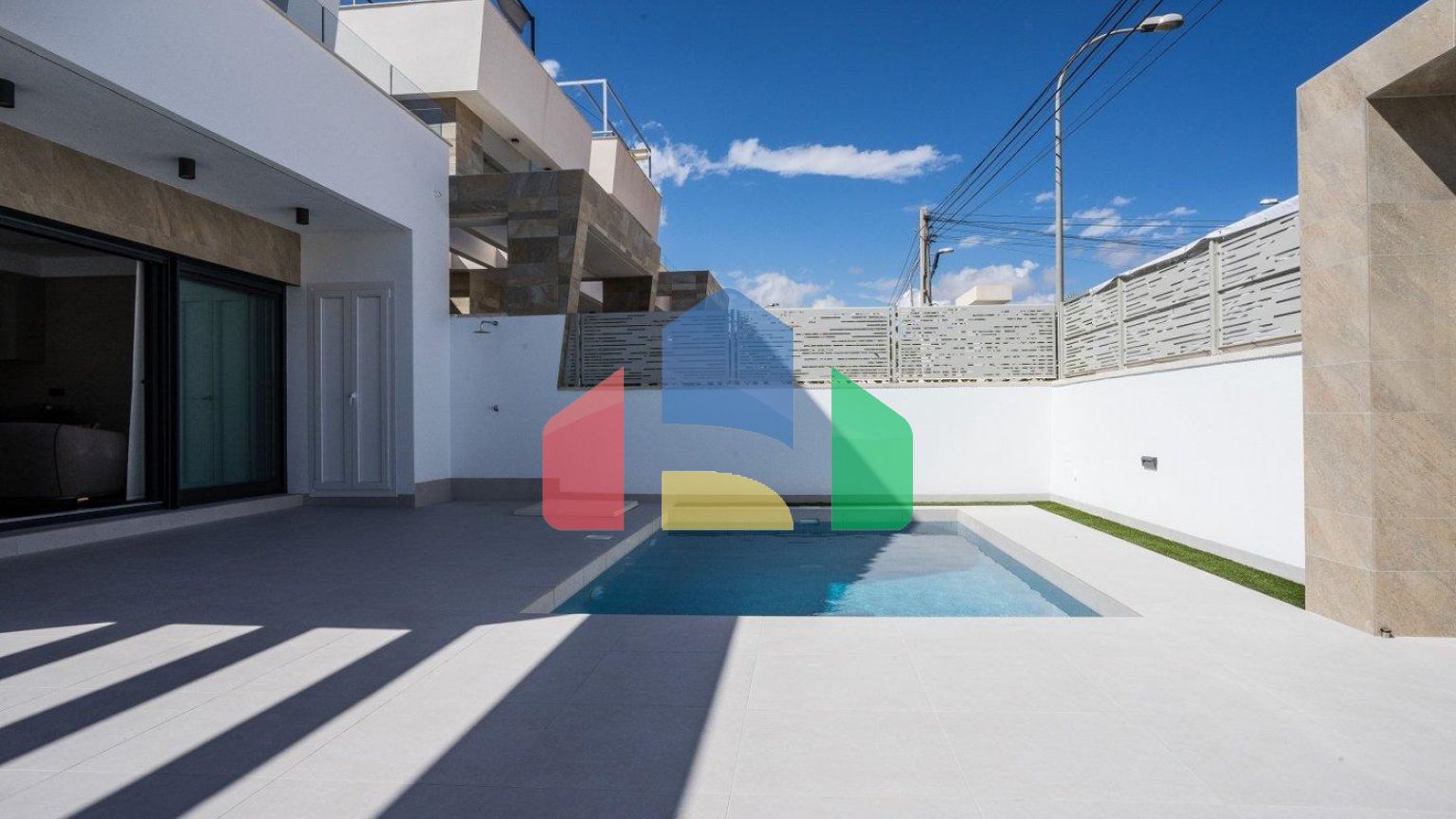 СОВРЕМЕННАЯ ВИЛЛА СО ВСЕМИ УДОБСТВАМИ