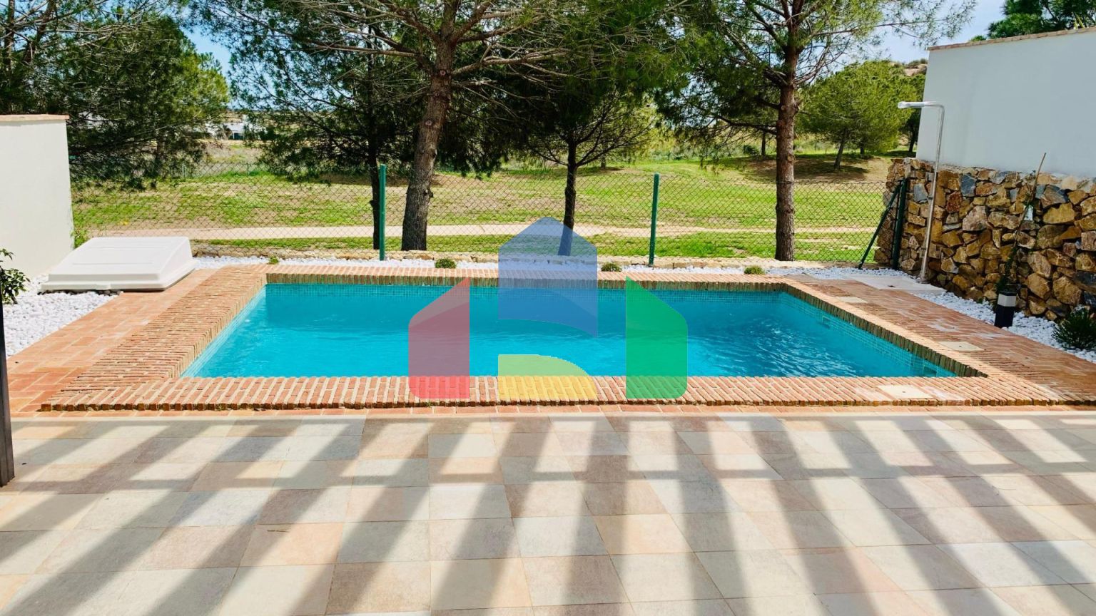 Элегантные одноуровневые таунхаусы с частным бассейном в Peraleja Golf Resort — Коста Калида