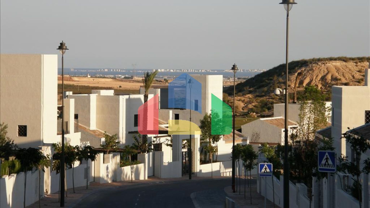 Элегантные одноуровневые таунхаусы с частным бассейном в Peraleja Golf Resort — Коста Калида