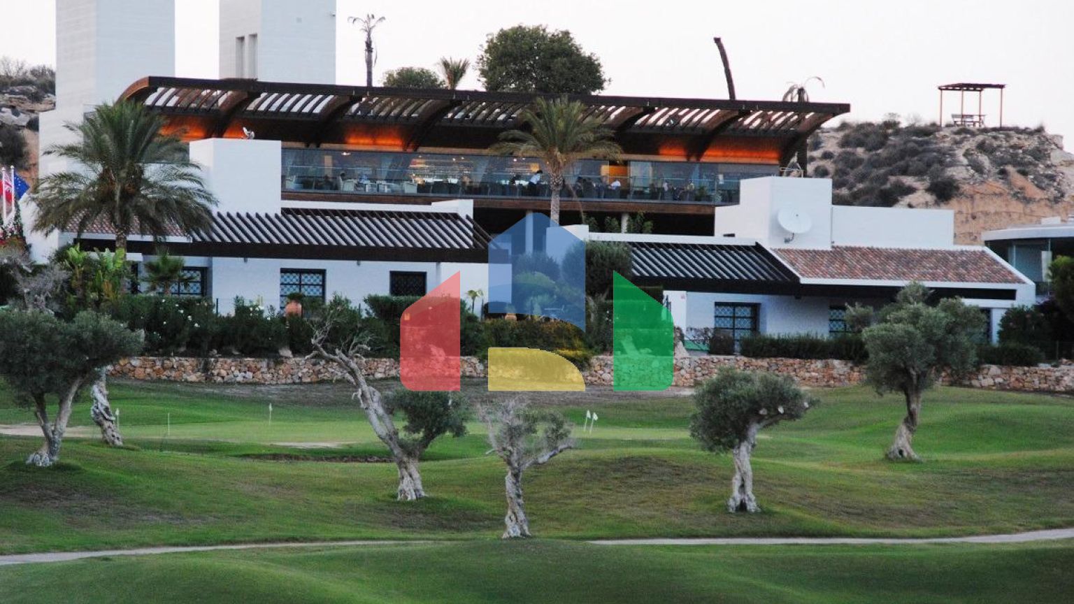 Элегантные одноуровневые таунхаусы с частным бассейном в Peraleja Golf Resort — Коста Калида