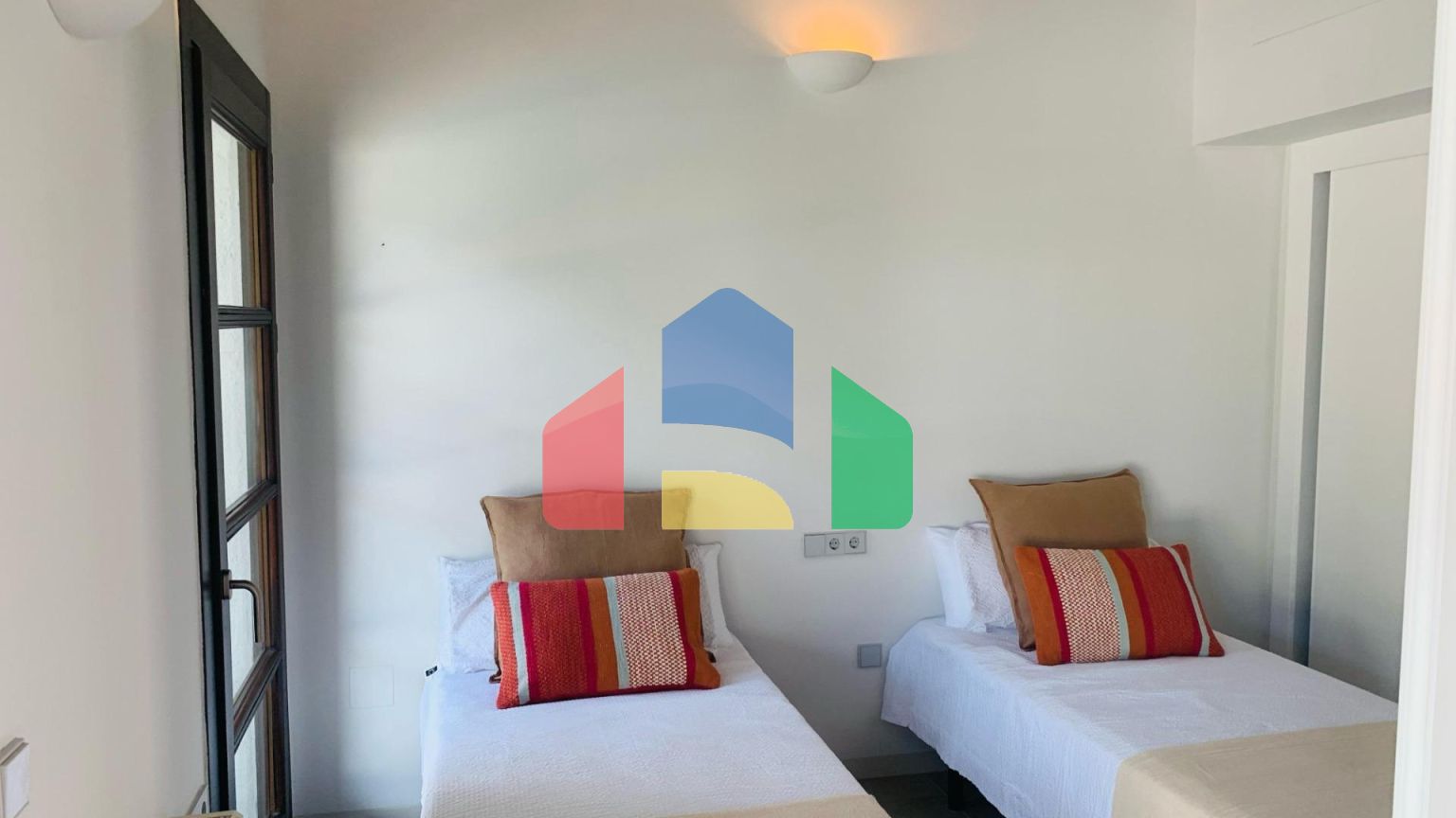 Элегантные одноуровневые таунхаусы с частным бассейном в Peraleja Golf Resort — Коста Калида