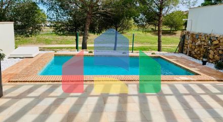 Элегантные одноуровневые таунхаусы с частным бассейном в Peraleja Golf Resort — Коста Калида