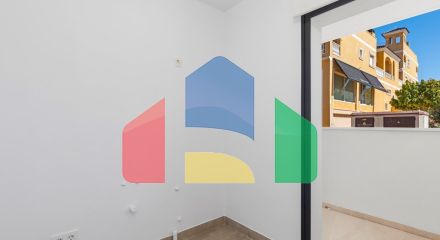 НОВОСТРОЙ. ЗАКРЫТЫЙ КОМПЛЕКС В БЕНИХОФАР. 2 СПАЛЬНИ. 2 ВАННЫЕ КОМ. ТЕРРАСА 16 М2. БАССЕЙН.