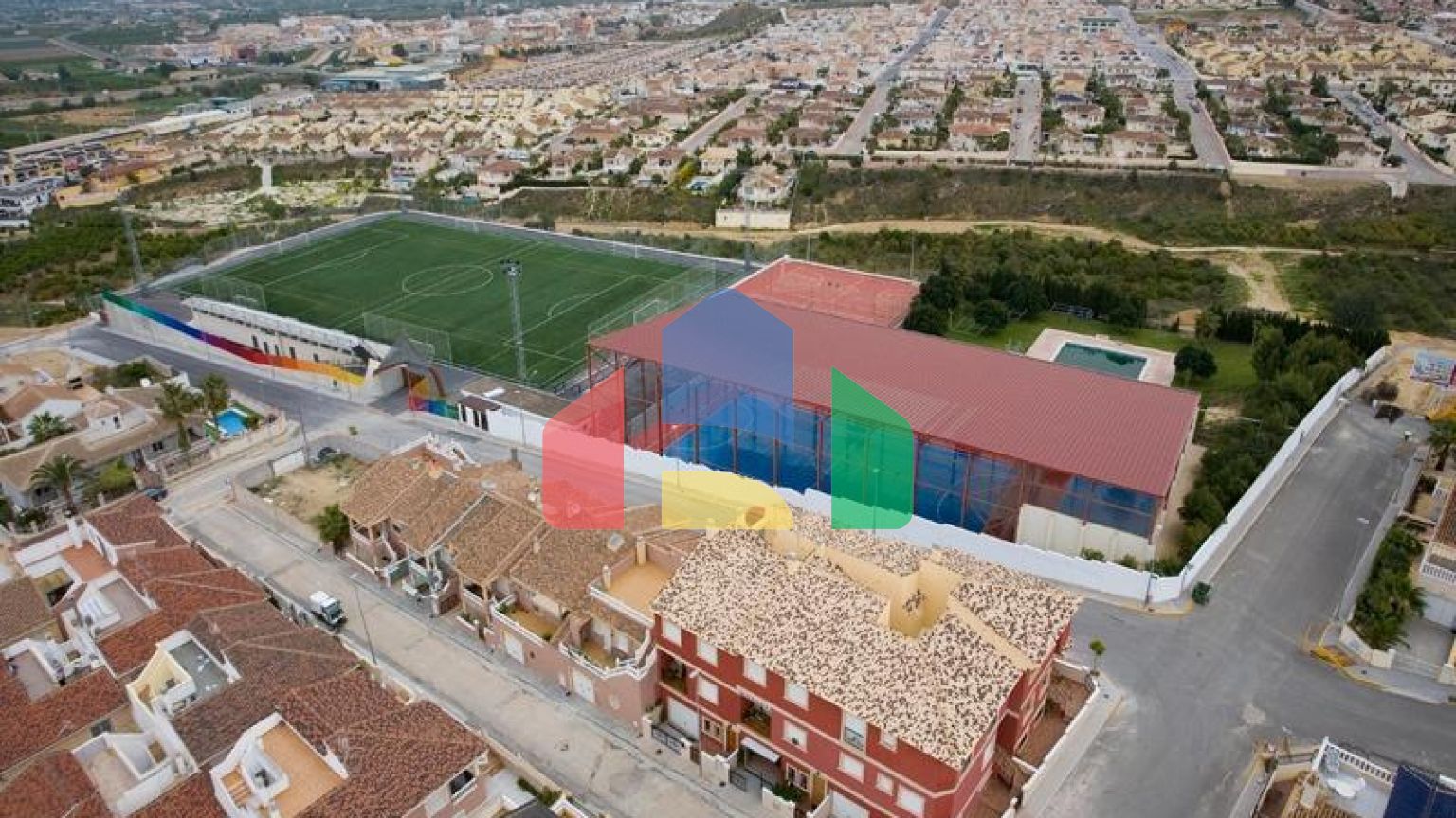 НОВАЯ СОВРЕМЕННАЯ ВИЛЛА В БЕНИХОФАРЕ