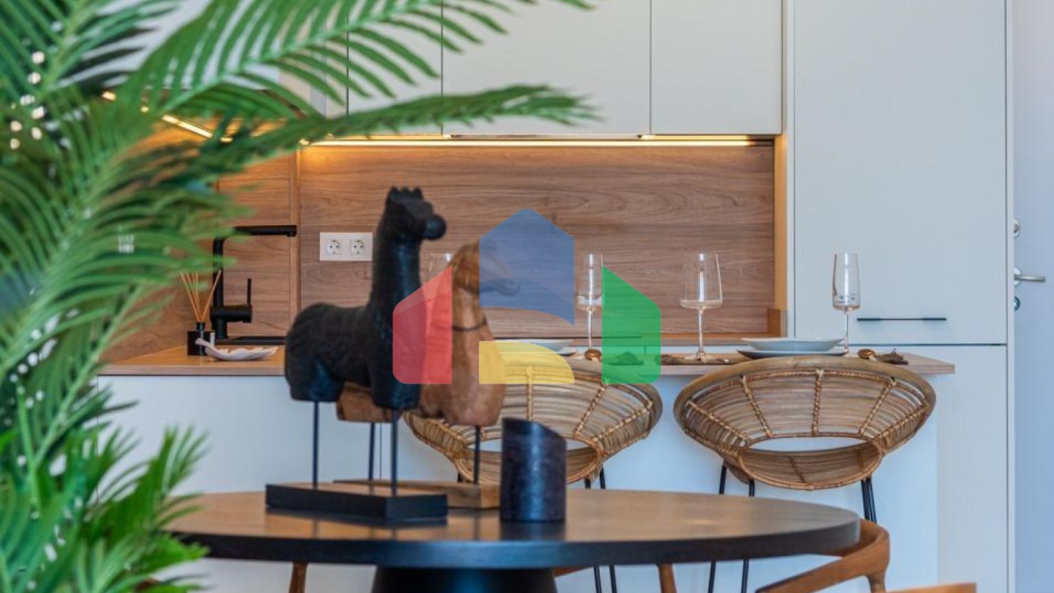 НОВОСТРОЙ. ЗАКРЫТЫЙ КОМПЛЕКС В БЕНИХОФАР. 2 СПАЛЬНИ. 2 ВАННЫЕ КОМ. ТЕРРАСА 16 М2. БАССЕЙН.