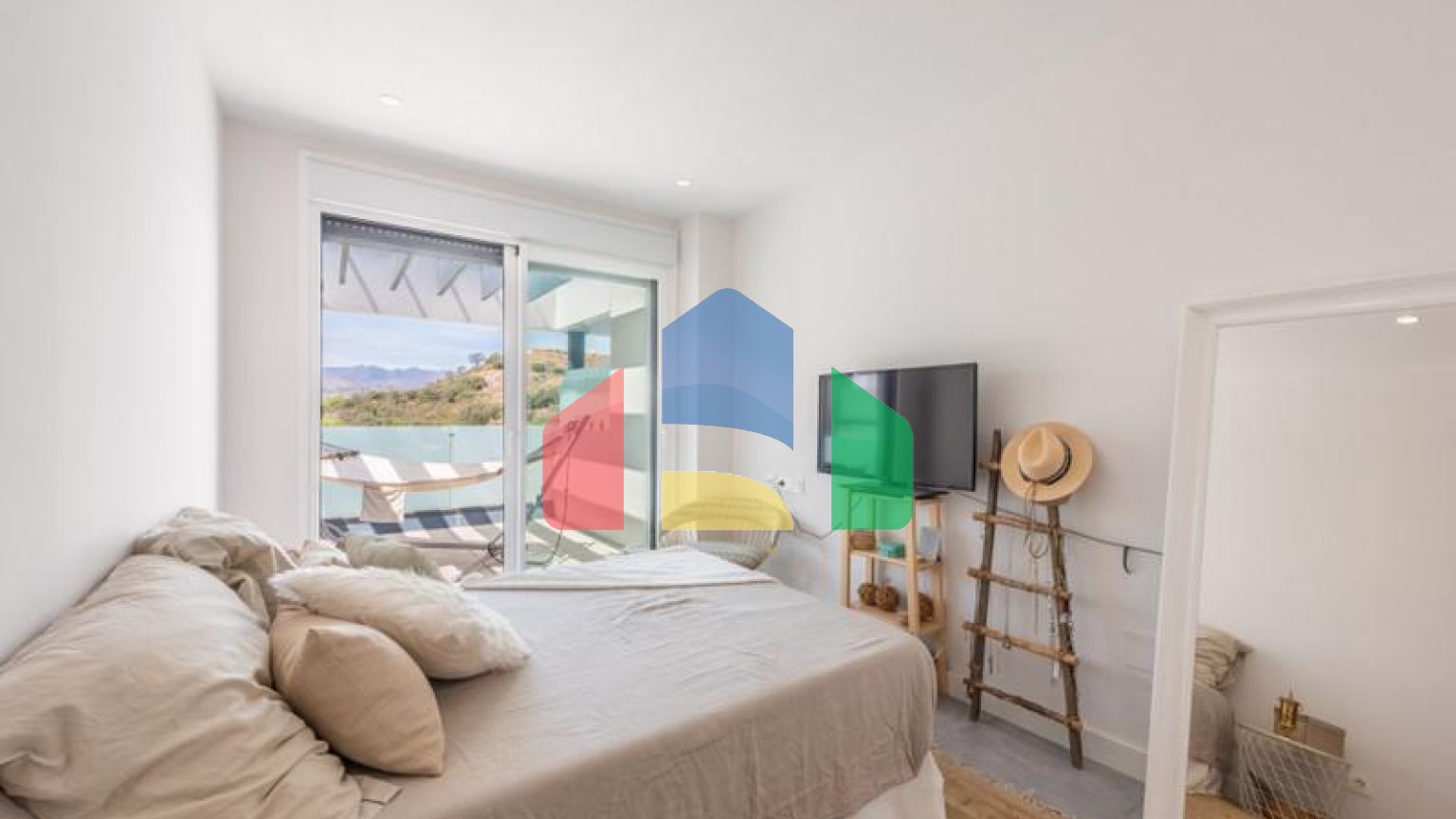 Роскошная квартира, расположена в красивом районе Кала де Михас, Михас Коста, Малага.