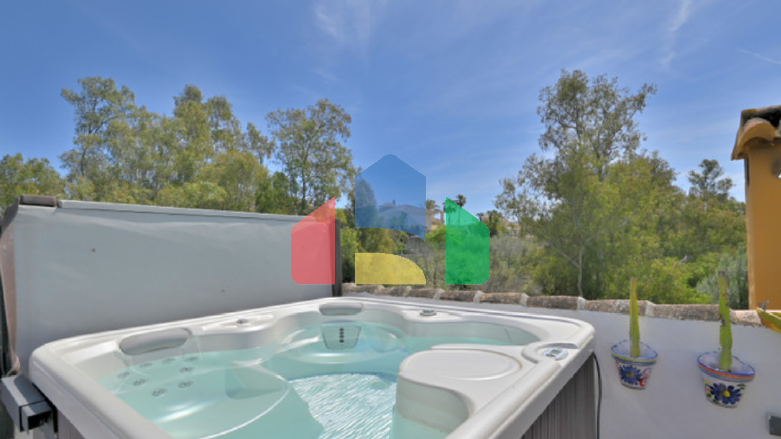 Элегантный таунхаус с 2 спальнями, садом и террасами рядом с морем в Калахонде