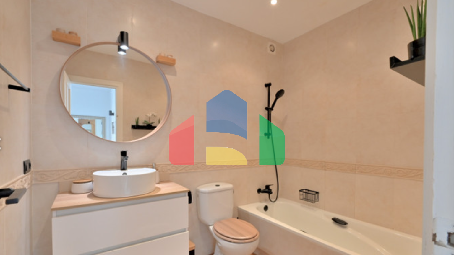 Элегантный таунхаус с 2 спальнями, садом и террасами рядом с морем в Калахонде