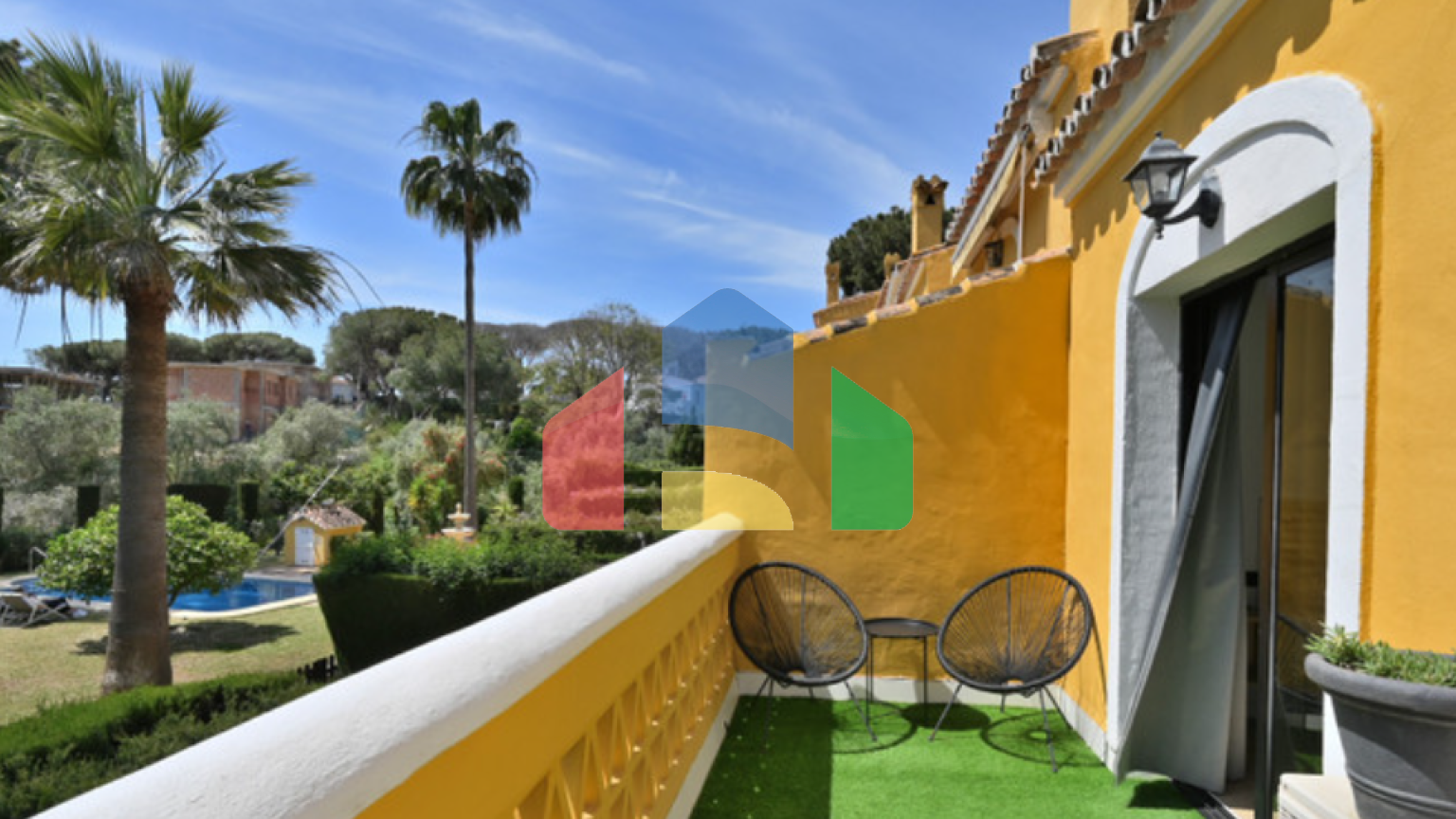 Элегантный таунхаус с 2 спальнями, садом и террасами рядом с морем в Калахонде