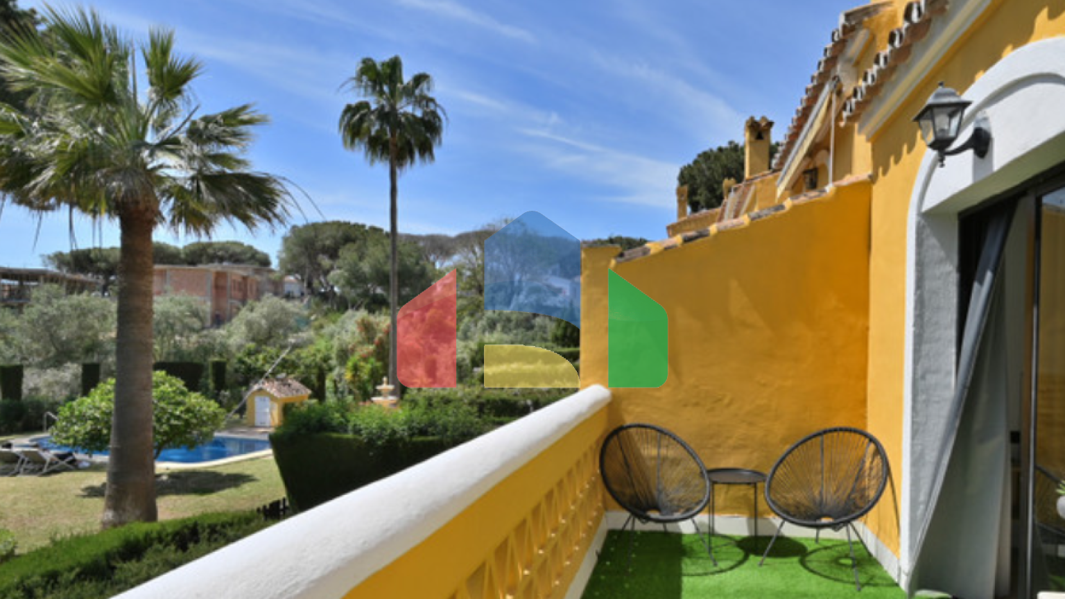 Элегантный таунхаус с 2 спальнями, садом и террасами рядом с морем в Калахонде