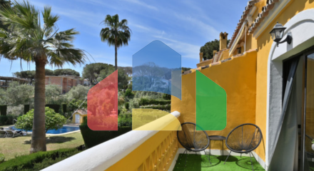 Элегантный таунхаус с 2 спальнями, садом и террасами рядом с морем в Калахонде