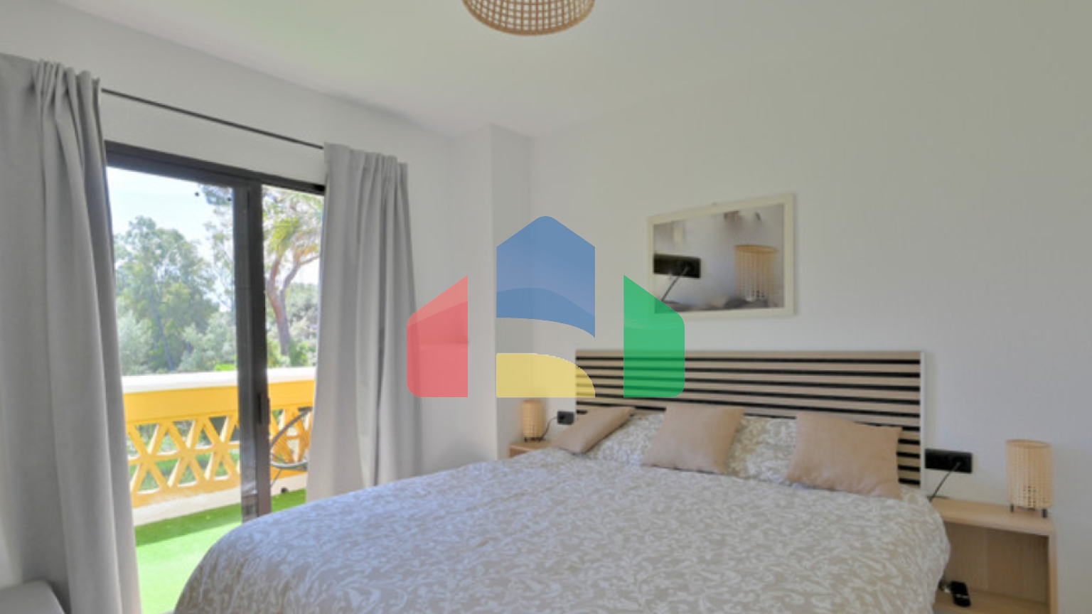 Элегантный таунхаус с 2 спальнями, садом и террасами рядом с морем в Калахонде