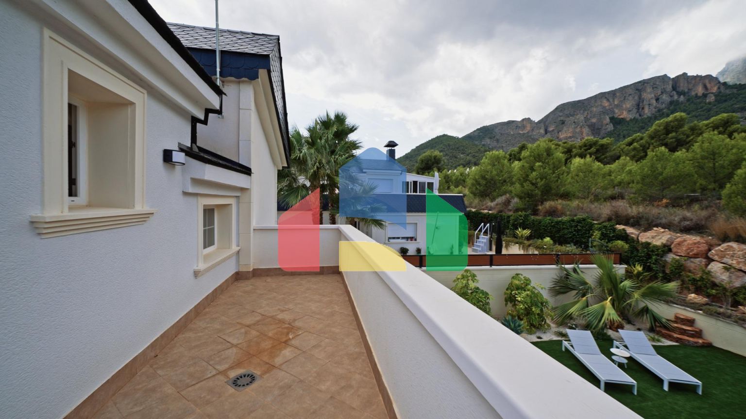 Красивая двухэтажная вилла с изысканным дизайном