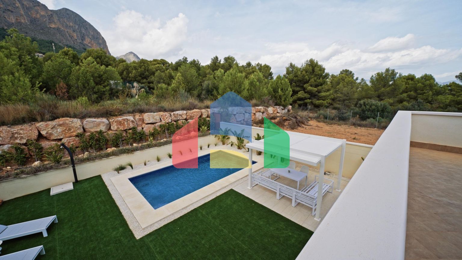 Красивая двухэтажная вилла с изысканным дизайном