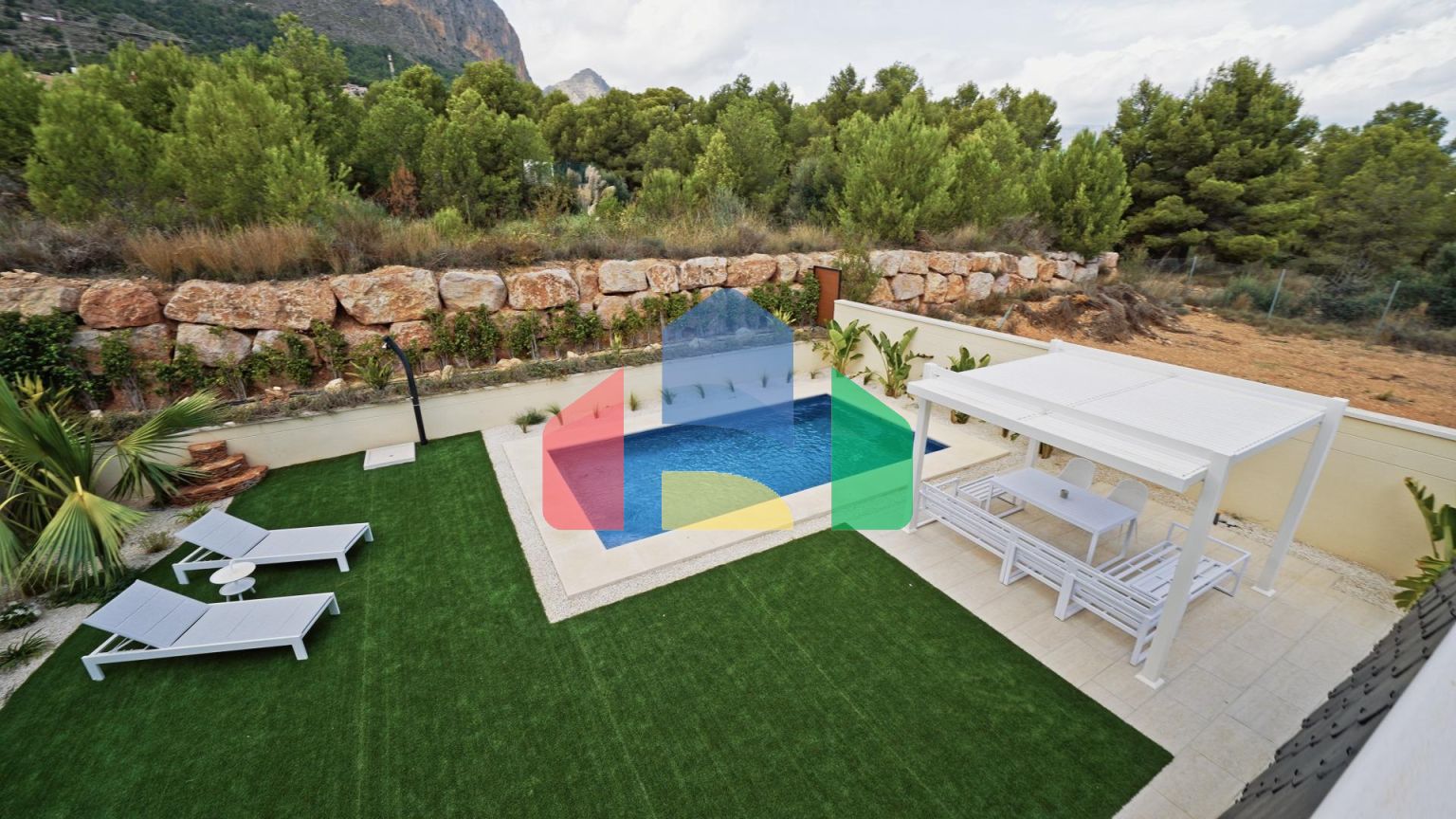 Красивая двухэтажная вилла с изысканным дизайном