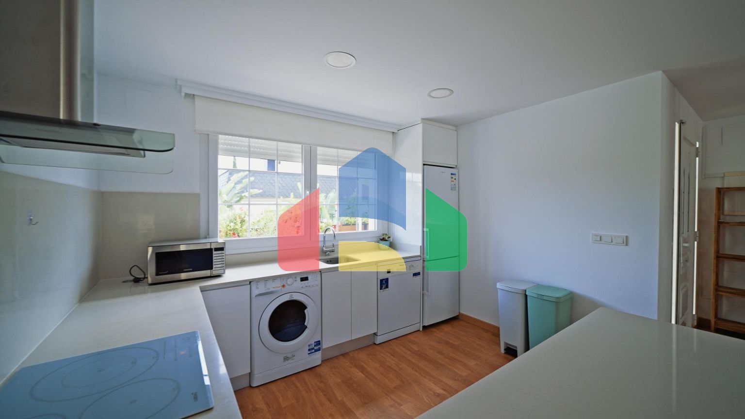 Красивая двухэтажная вилла с изысканным дизайном