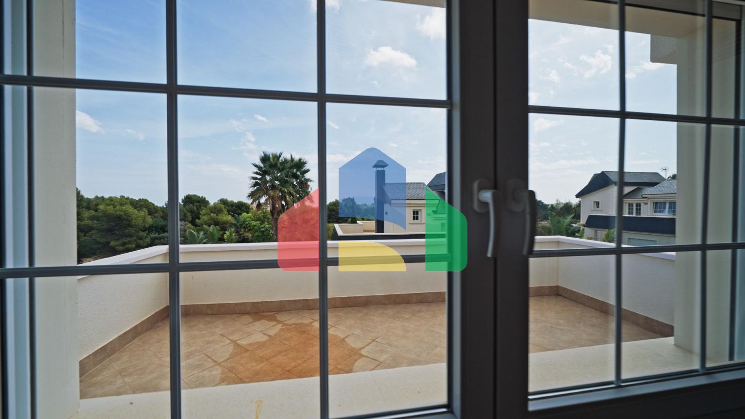 Красивая двухэтажная вилла с изысканным дизайном