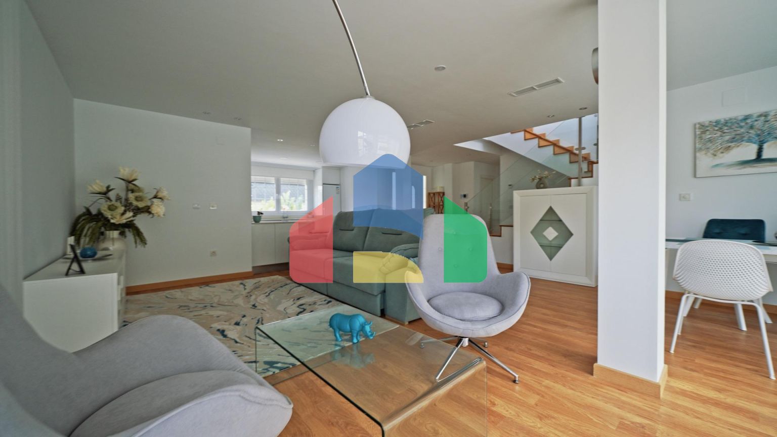 Красивая двухэтажная вилла с изысканным дизайном