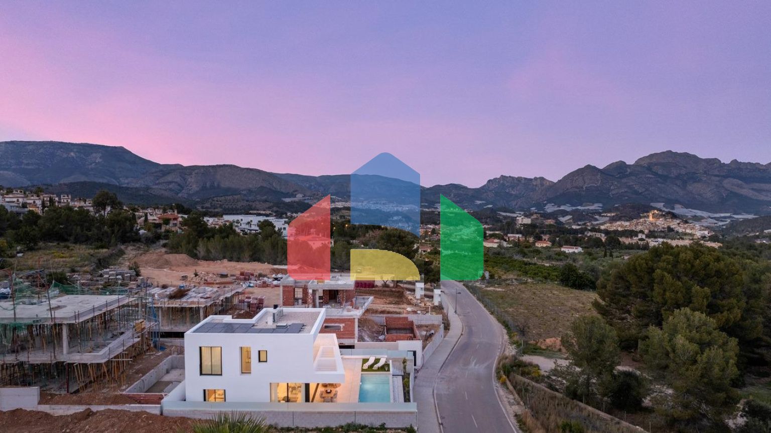 НОВЫЕ ВИЛЛЫ В ПОЛОПЕ