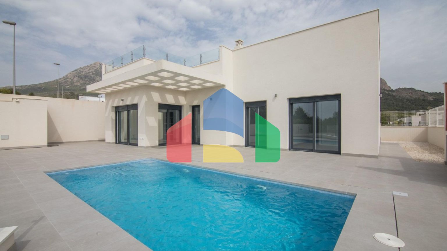 Вилла новой постройки с бассейном в Полоп де ла Марина