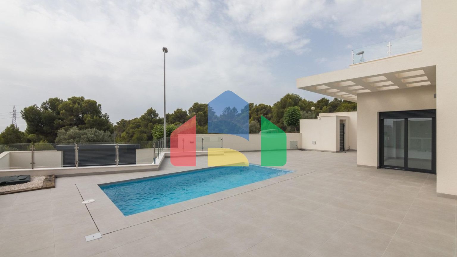 Вилла новой постройки с бассейном в Полоп де ла Марина