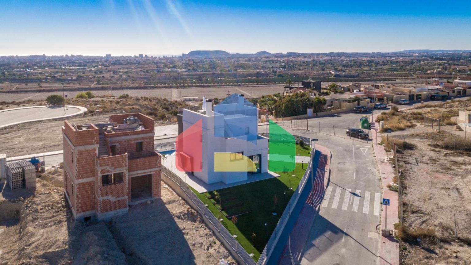 Строительство автономных вилл новой постройки, с частными бассейнами и современной отделкой.