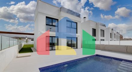 Development of independent new construction villas, with private pool and modern finishes.