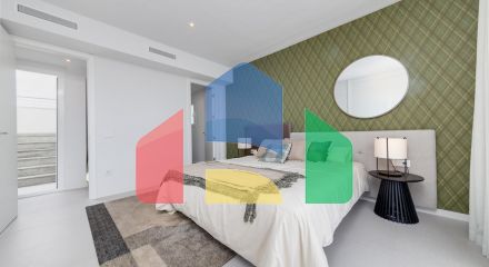 Development of independent new construction villas, with private pool and modern finishes.