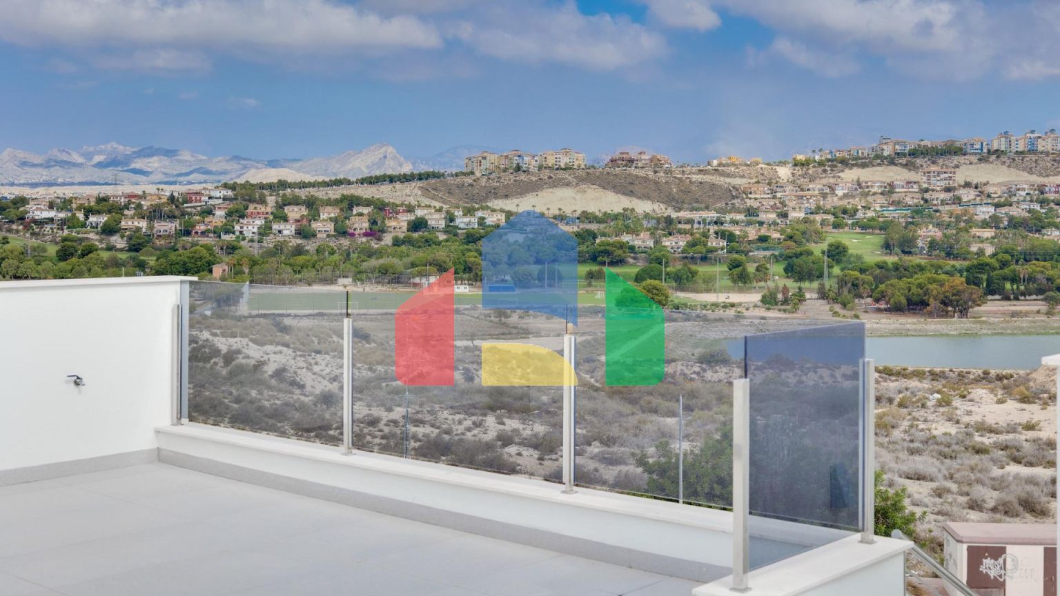 Строительство автономных вилл новой постройки, с частными бассейнами и современной отделкой.