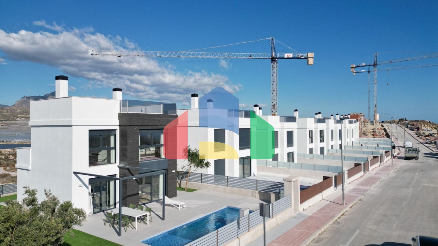 Строительство автономных вилл новой постройки, с частными бассейнами и современной отделкой.