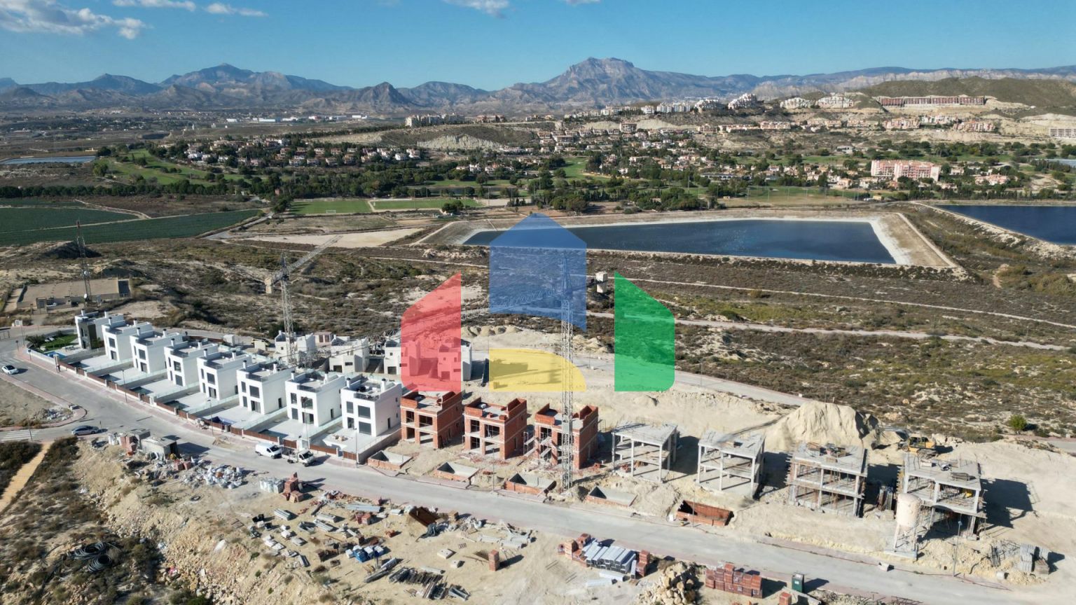 Строительство автономных вилл новой постройки, с частными бассейнами и современной отделкой.