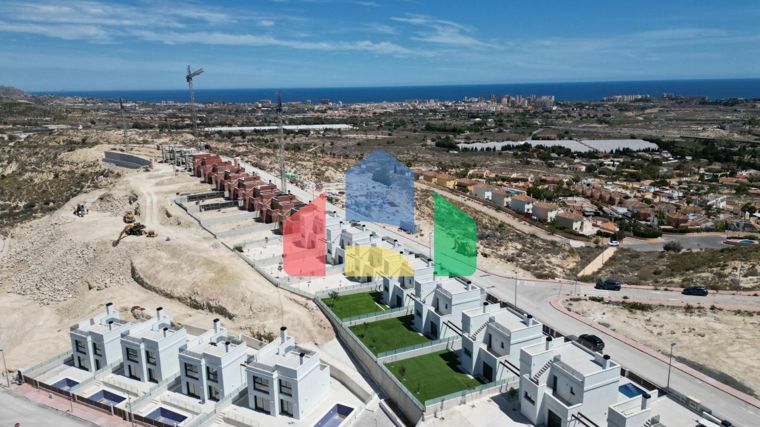 Строительство автономных вилл новой постройки, с частными бассейнами и современной отделкой.